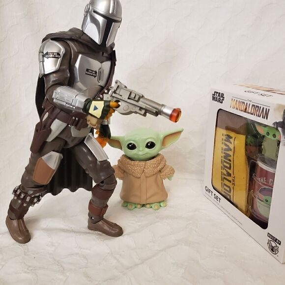 Star Wars Other - Talking Mando and small baby Yoda + gift set - Star wars mandalorian set.